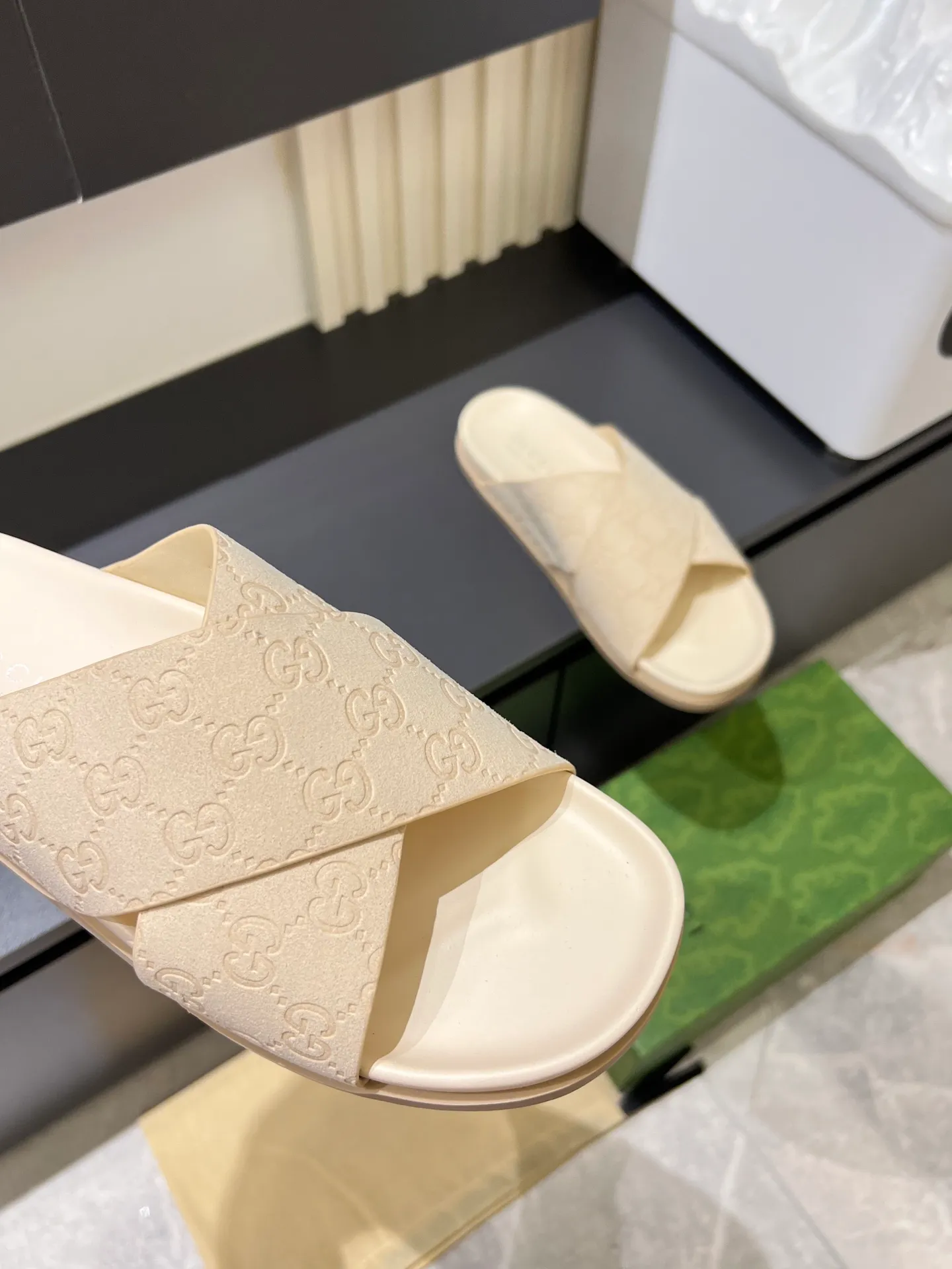 Men's Men's Shoes 💰p320 "GUCC＊" These slippers are made of GG polyester and feature a Gucci label on the front, adding a bold logo feel to the style. "Gucci Made in Italy" stamped label Rubber sole. Size 38-44